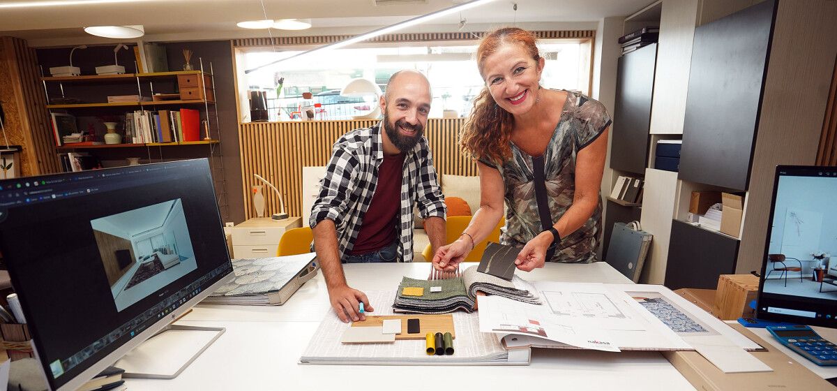 Sergio Laiseca, interiorista, y Manuela Rosales, gerente de Nakasa Interiorismo, trabajando en la zona de proyectos