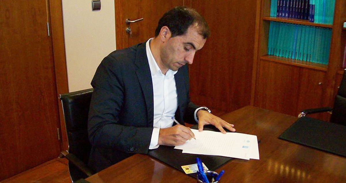 Ángel Moldes, candidato do PP á alcaldía de Poio, durante a sinatura ante o notario