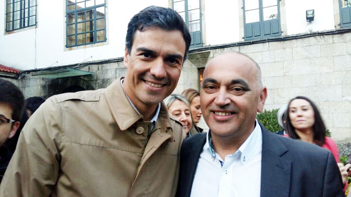 Pedro Sánchez junto a Agustín Fernández en un acto del PSOE en Santiago