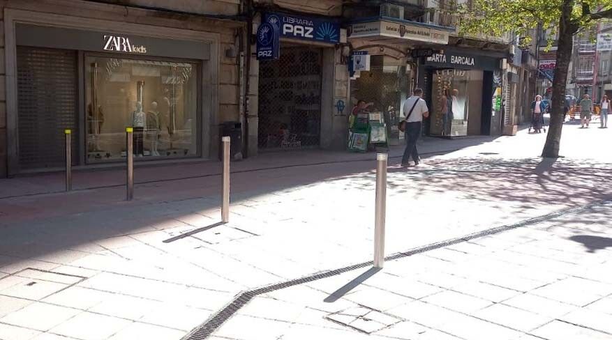 Bolardos fijos en la calle Peregrina