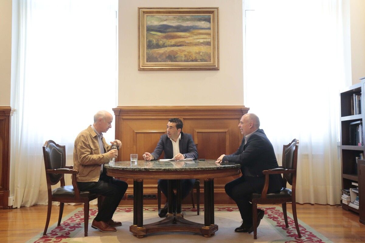 Gonzalo Durán, Luis López y Javier Tourís, en el despacho del presidente de la Deputación