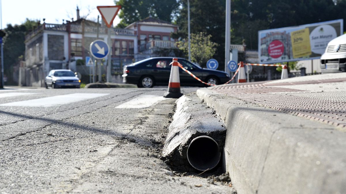 Obra de creación de lombos na rotonda da avenida de Juan Carlos I
