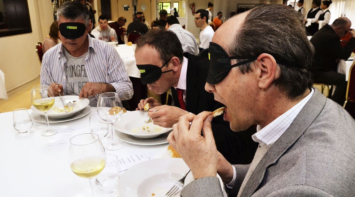 'Comida a ciegas' en el CIFP Carlos Oroza