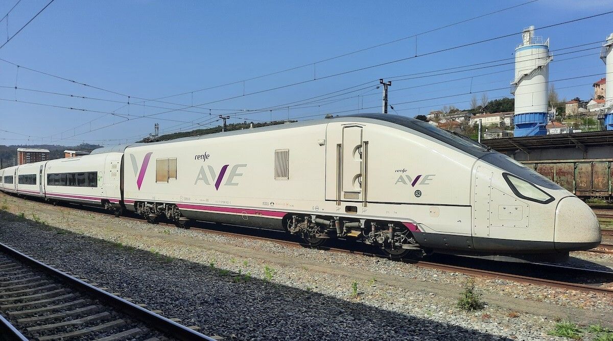 Un tren Avril da serie S106 estacionado