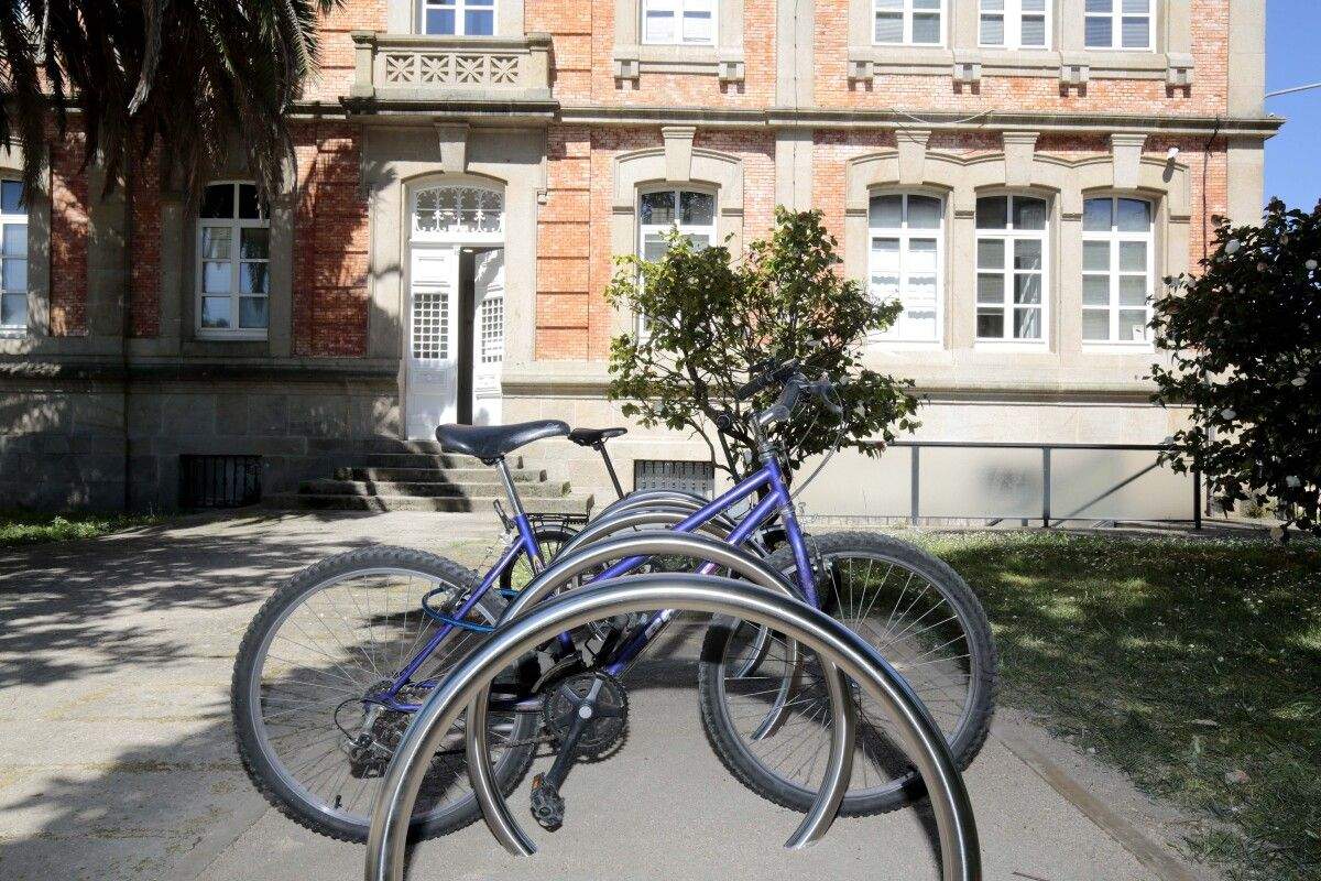 Espazo para aparcar bicis nas Palmeiras, detrás do edificio administrativo da Deputación