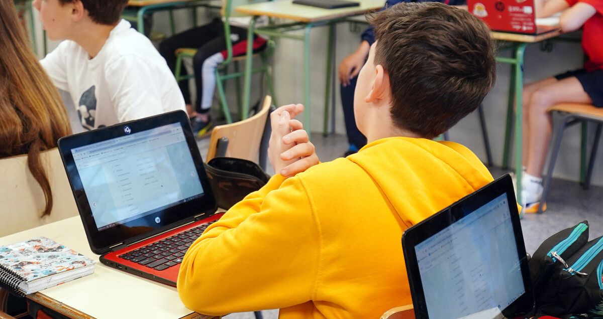 Alumno utilizando un ordenador