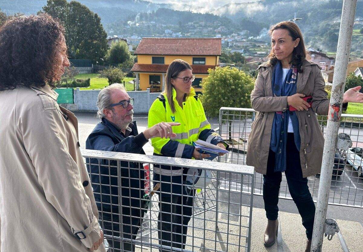 Visita de María Ramallo a las instalaciones de la piscina municipal de Marín