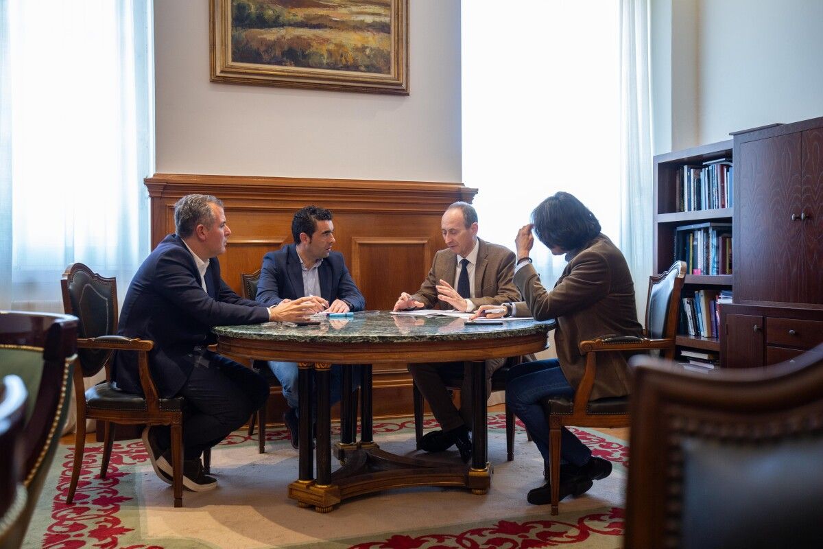 Luis López reunido co director da UNED, Víctor González Sánchez