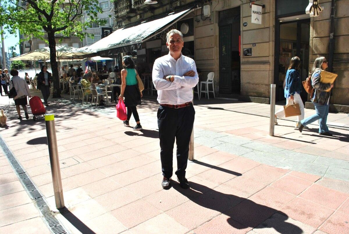 Rafa Domínguez, delante de los polémicos bolardos