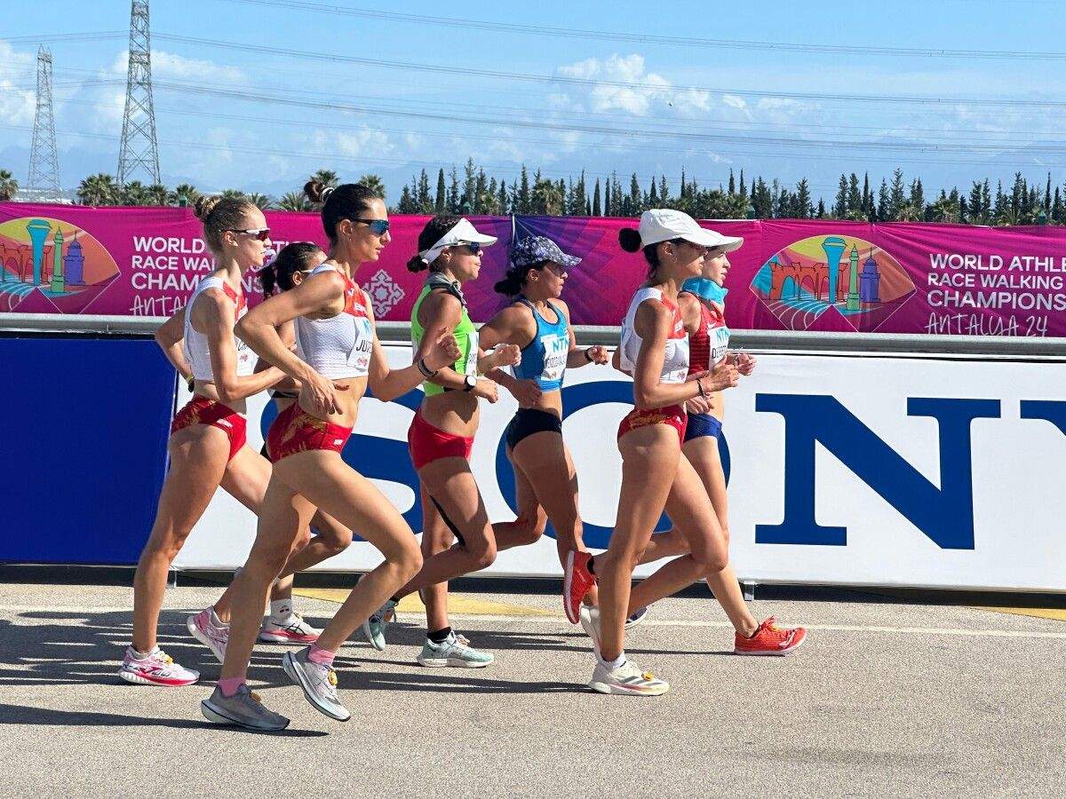 Antía Chamosa, co equipo feminino de marcha