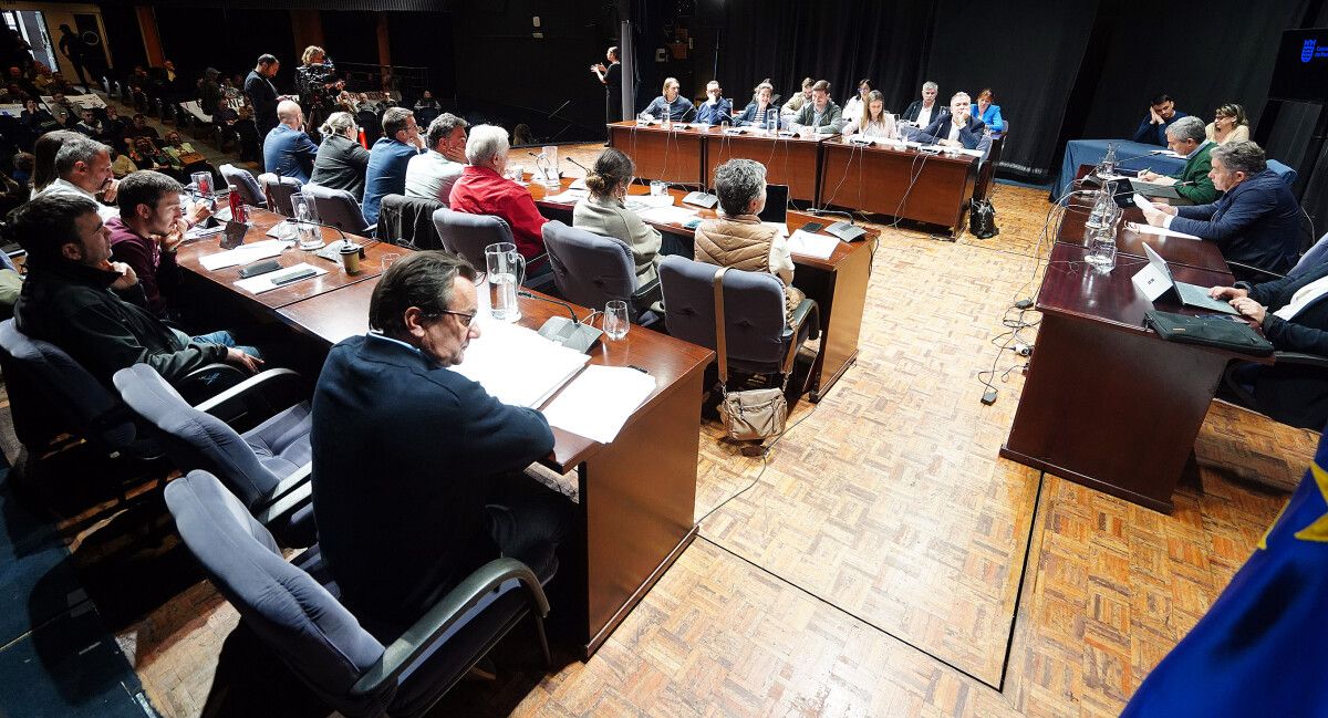 Pleno de la corporación municipal de Pontevedra en el Teatro Principal