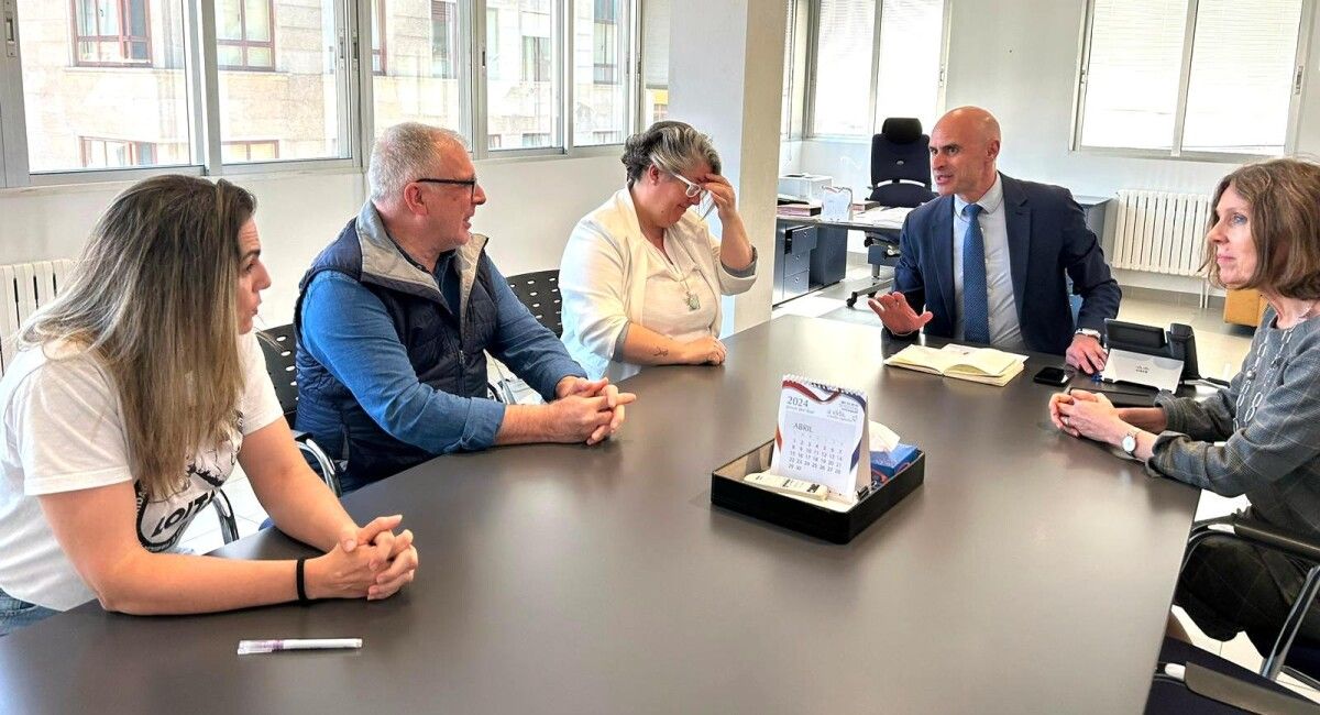 Xuntanza de representantes veciñais de Monte Porreiro con José Flores, xerente da área sanitaria