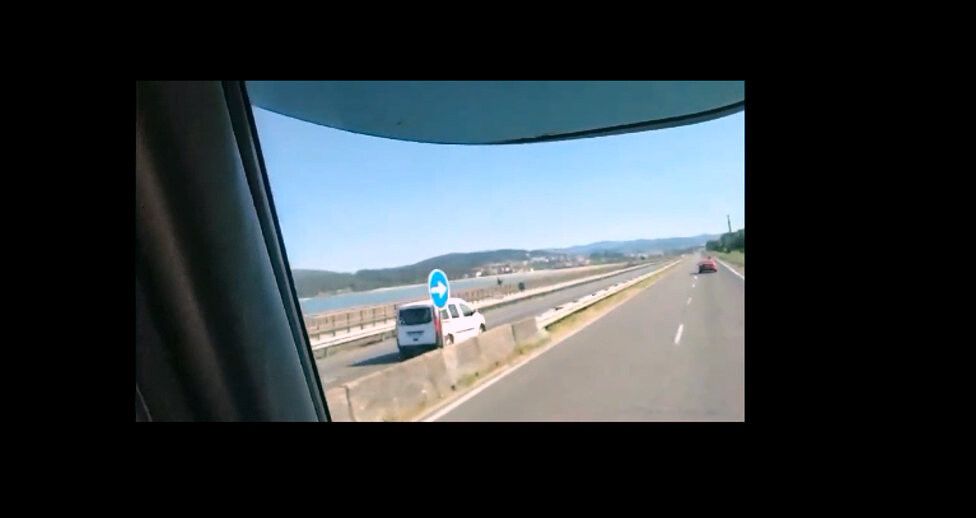 El vehículo circulando en sentido contrario por la PO-11, captado desde el otro carril