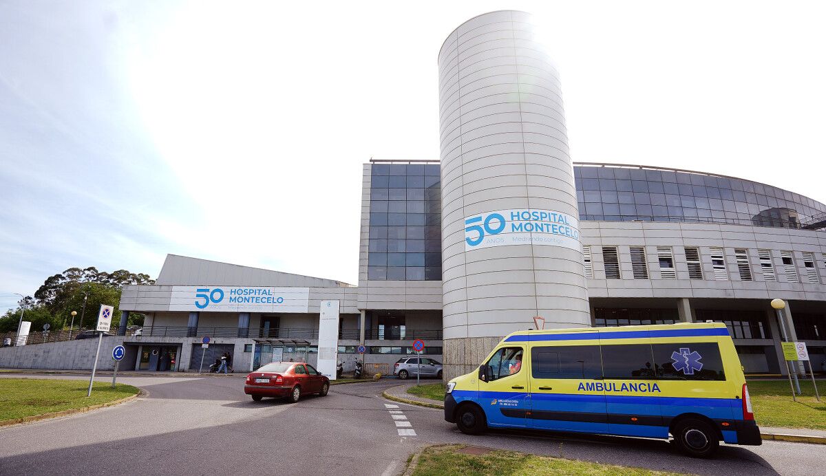 Ambulancia nos arredores do Hospital Montecelo