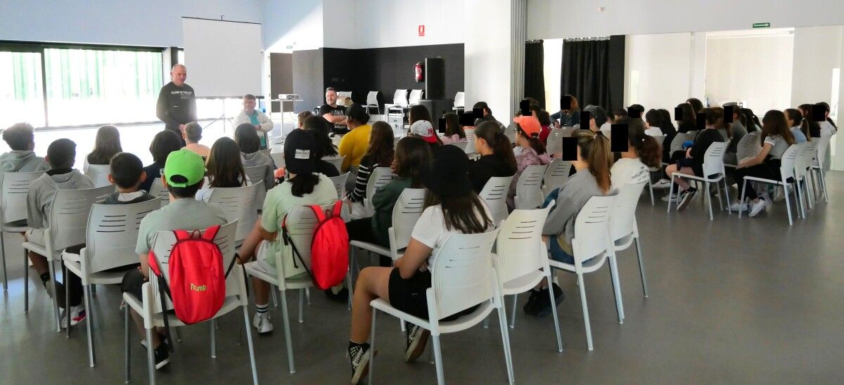 Charla de sensibilización de Amizade nun centro escolar