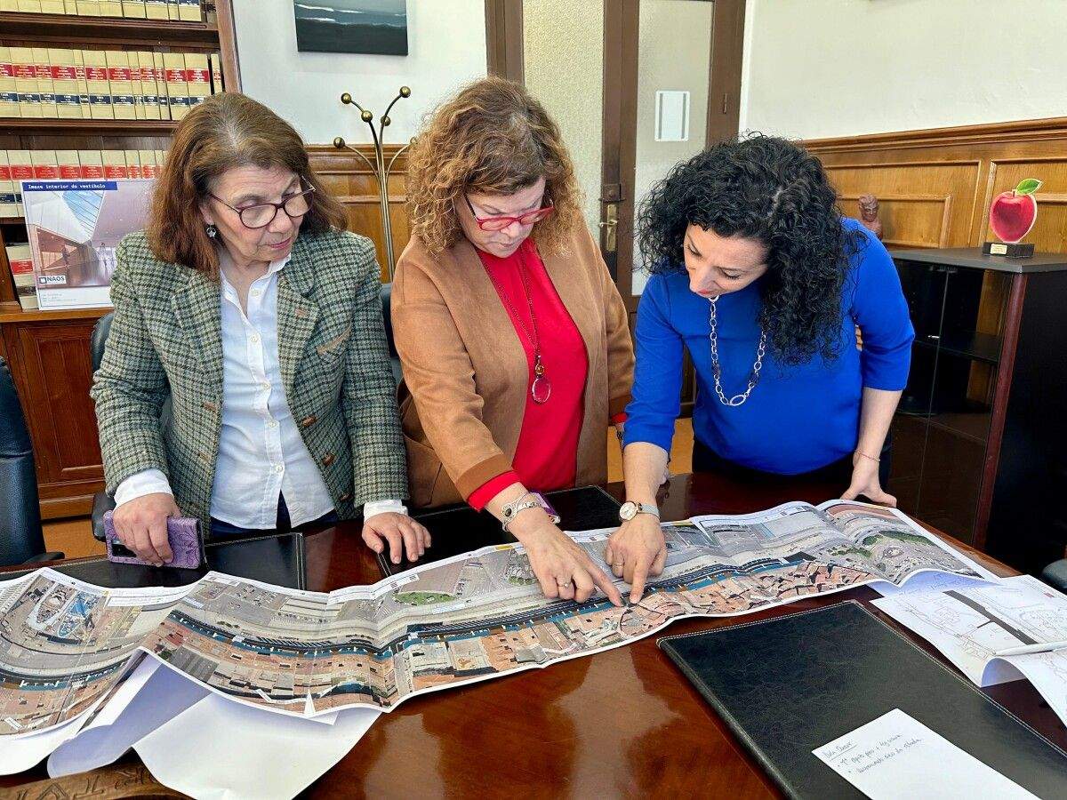 Marián Sanmartín recibiu ás representantes da Asociación Veciñal A Fonte-Estribela, para explicarlles os detalles da humanización da Avenida de Ourense 