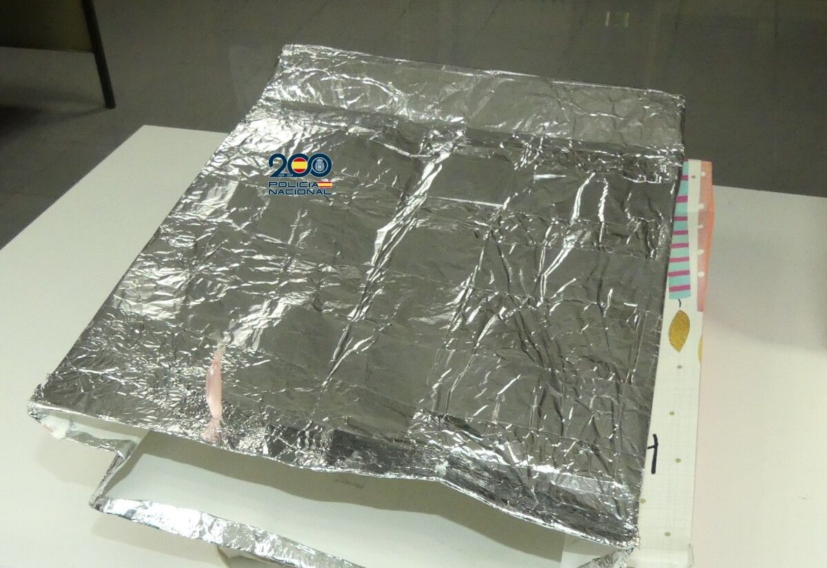 Bolsa habilitada para evitar que se activen los arcos de seguridad de los establecimientos comerciales