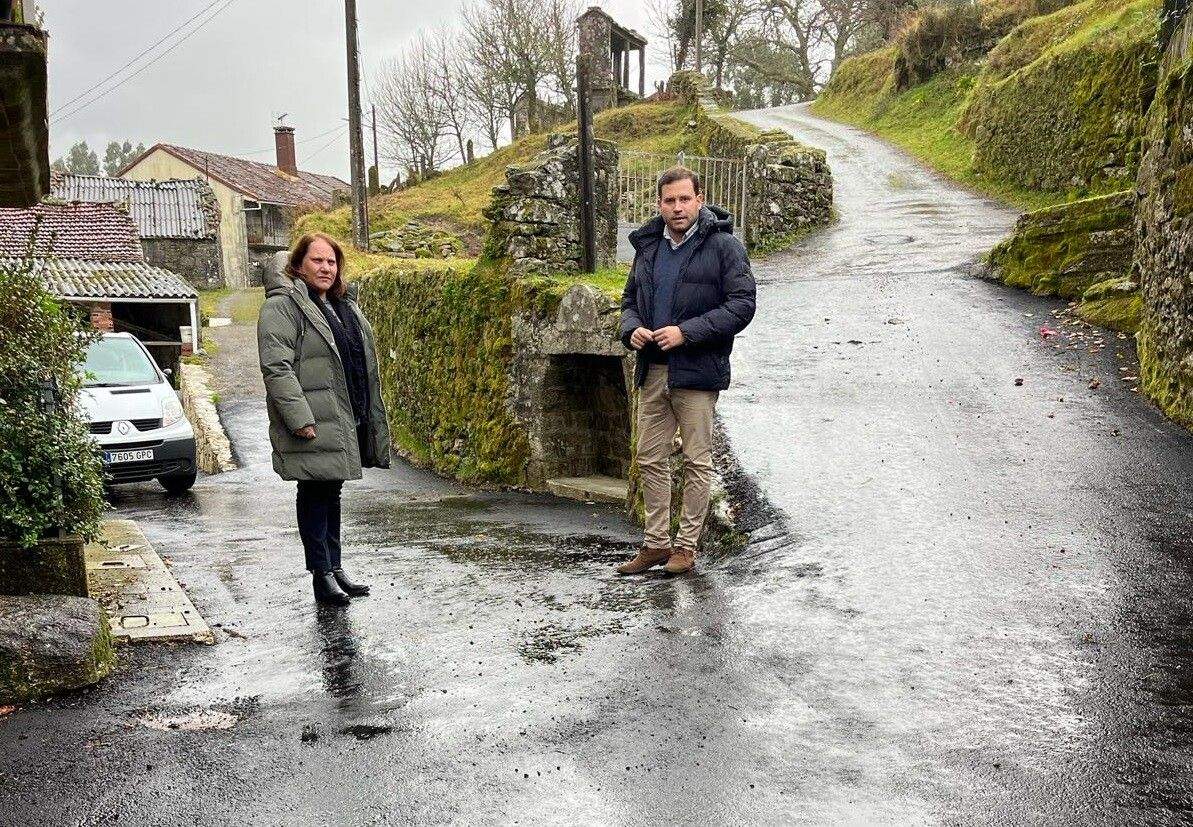 Lourdes Ovelleiro y Jorge Cubela supervisan la mejora del acceso rodado a un núcleo de viviendas en Vilalén, parroquia de Tomonde