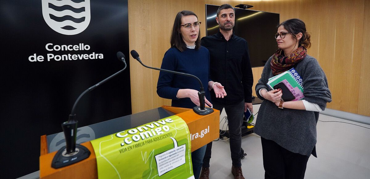 Eva Piñeiro e Julio Barreiro, da asociación ARELA, coa concelleira de Benestar Social Anabel Gulías