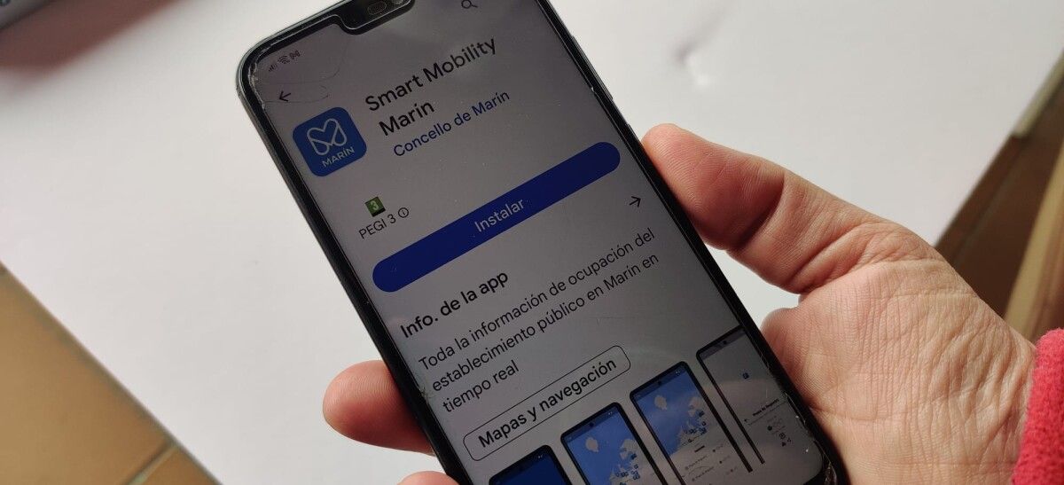 Unha persoa instalando a aplicación Smart Mobility Marín 