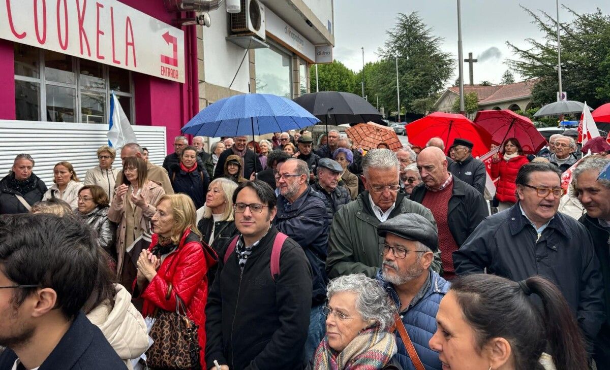 Concentración de representantes e militantes socialistas en apoio a Pedro Sánchez