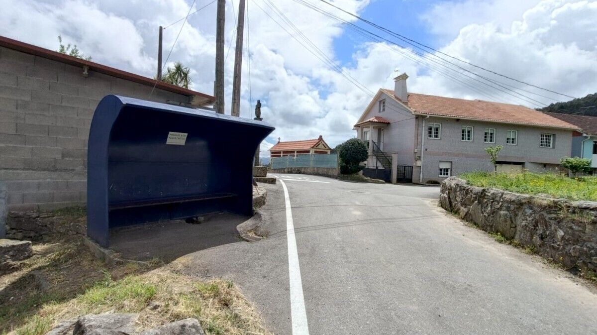Marquesina de autobús en el lugar de Pereiro en Poio