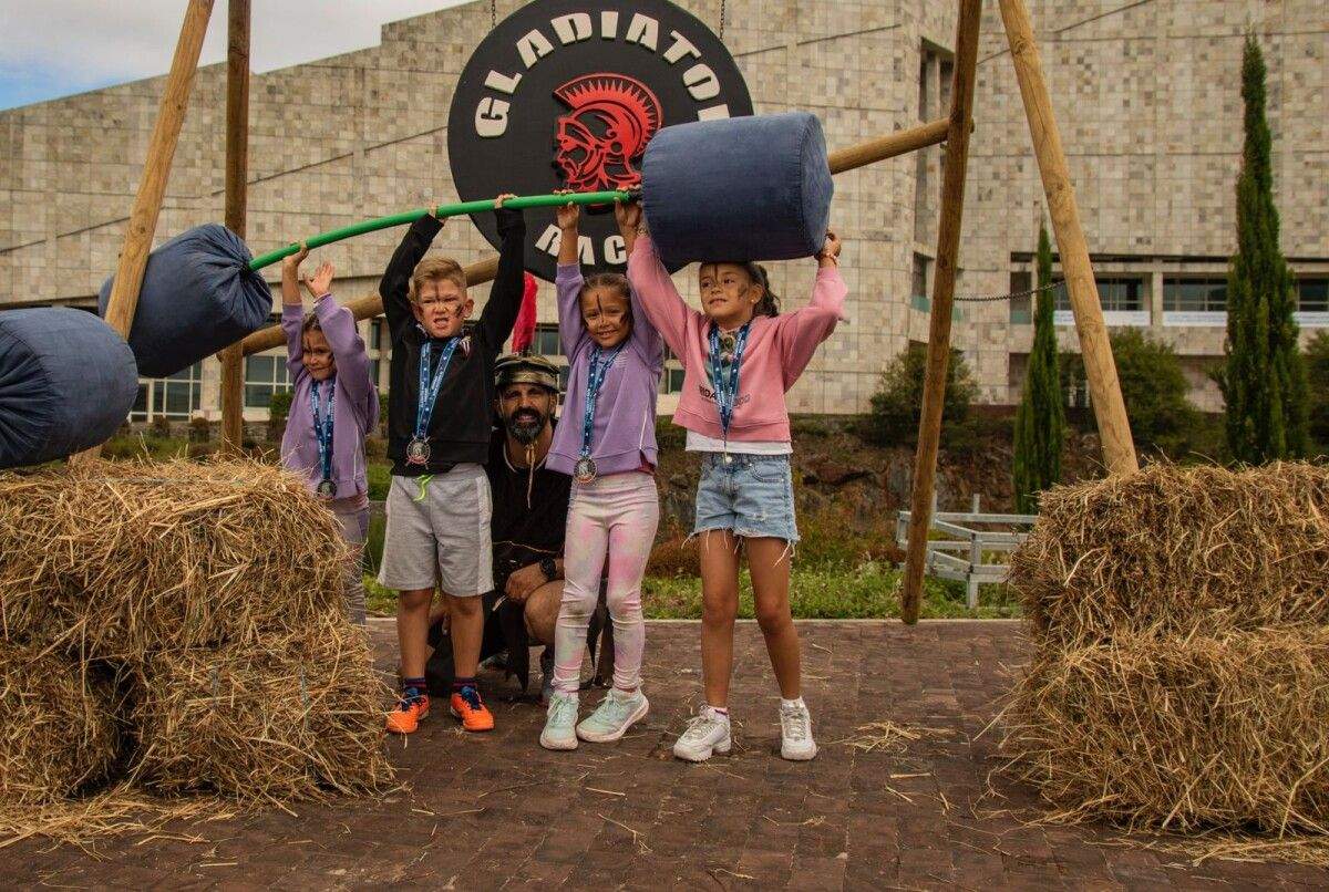 Unos niños participando en una carrera de obstáculos