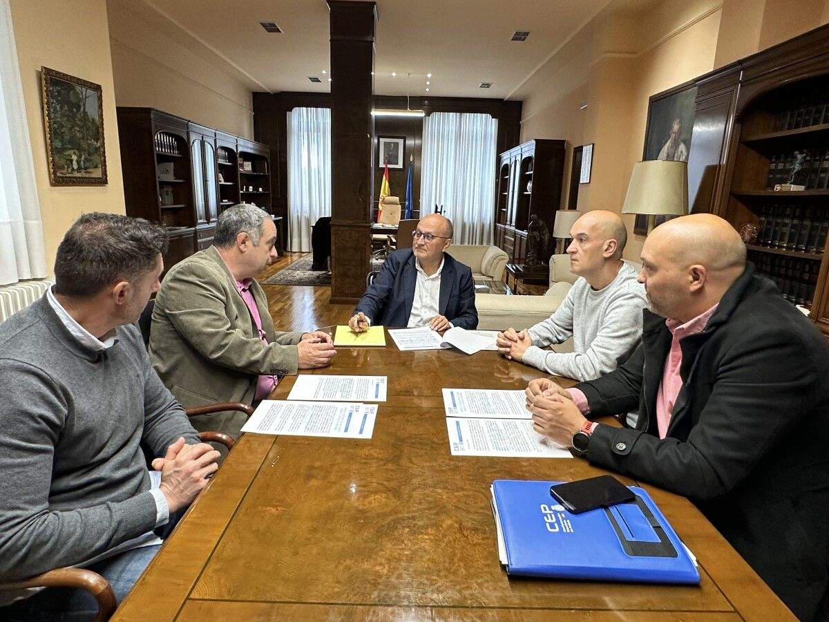 El subdelegados del gobierno con representantes de la CEP