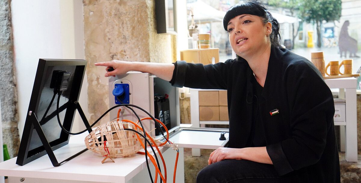 María Casero amosa o sistema de captación de enerxía solar instalable no centro histórico