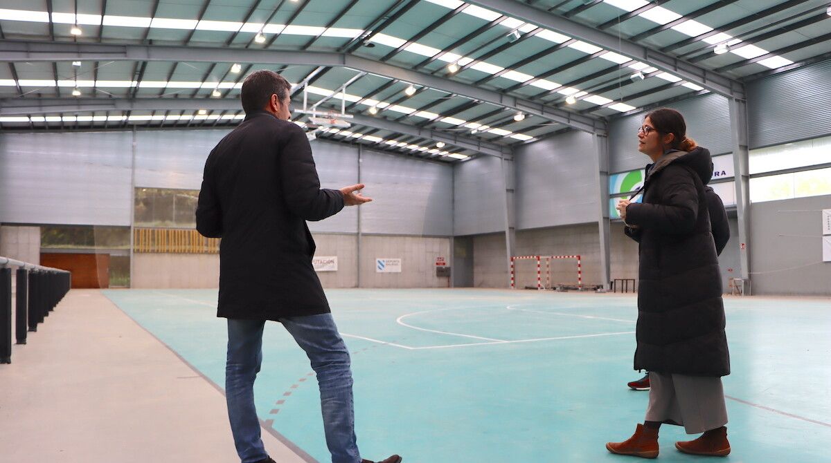 Visita de Anabel Gulías a las obras en el pabellón de Marcón