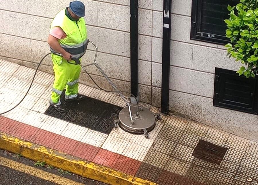 Operario traballando nas rúas de Soutomaior