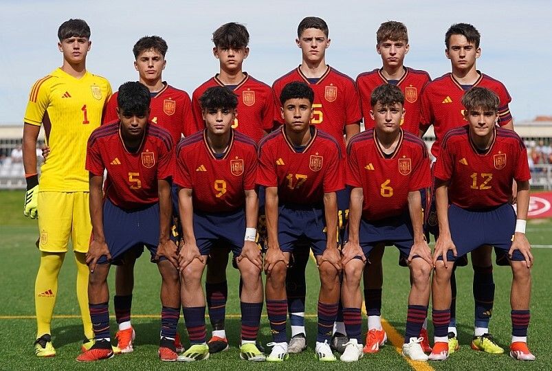 Hugo Chamadoira (número 9), coa Selección Española Sub-14