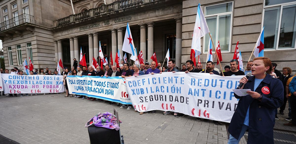 Protesta de la CIG delante de la Subdelegación del Gobierno ante el temor de recortes en el sistema de pensiones