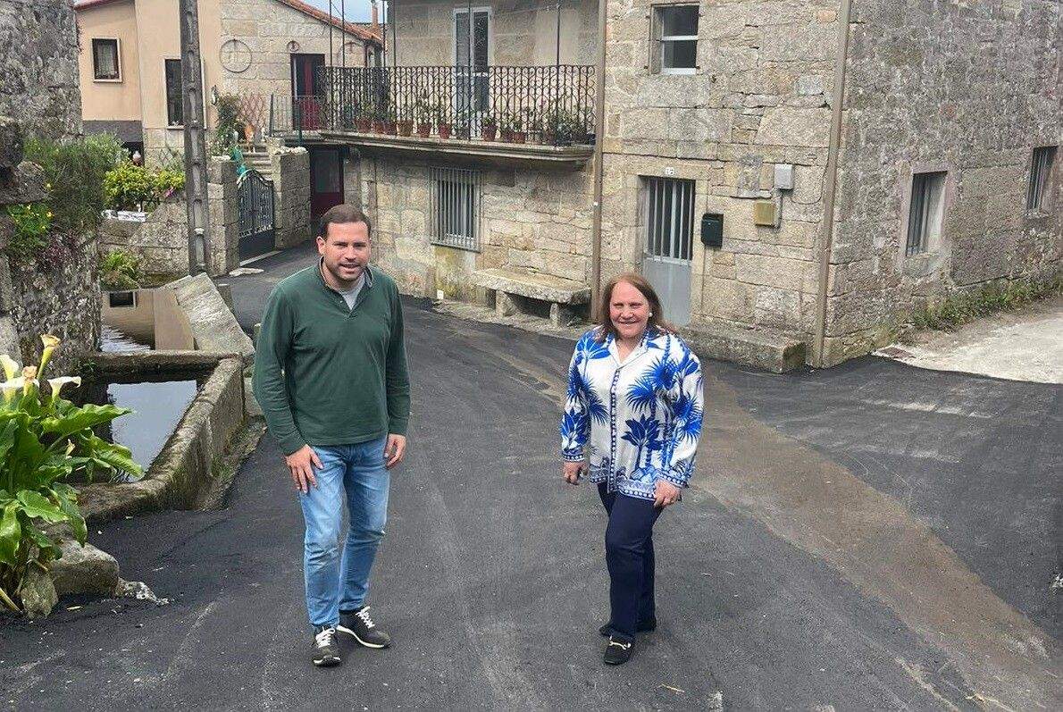 Jorge Cubela y Lourdes Ovelleiro en la parroquia de Filgueira 