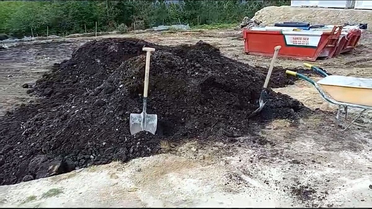 Material de obra atopado pola veciñanza nas últimas horas no monte Acibal Material de obra atopado pola veciñanza nas últimas horas no monte Acibal