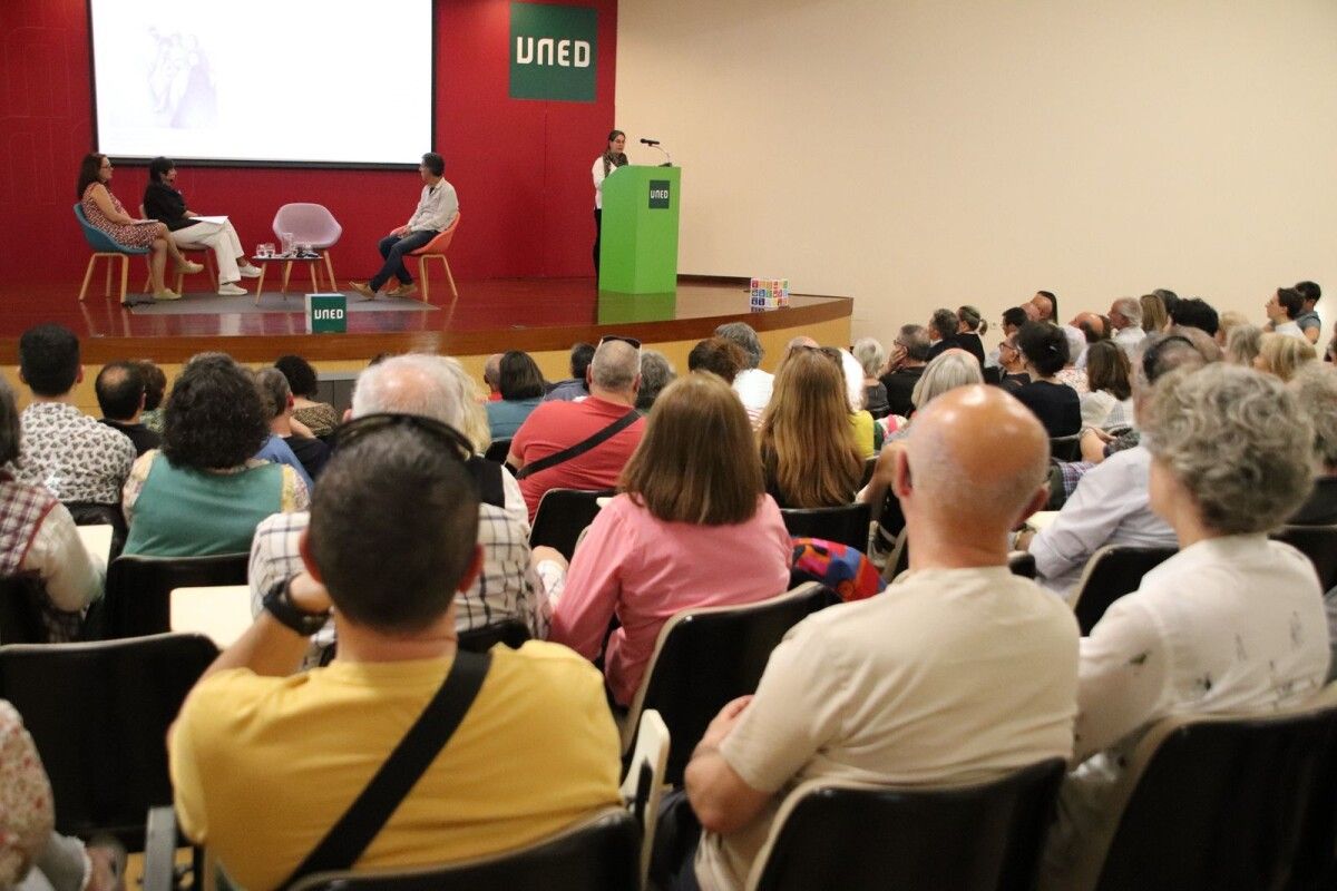 As conferencias pronunciáronse no salón de actos da UNED en Pontevedra 