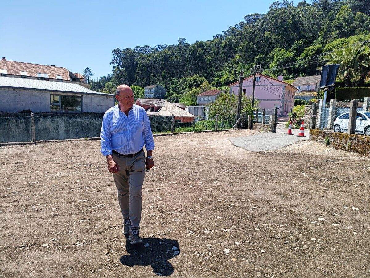 El edil en el nuevo aparcamiento disuasorio de Combarro