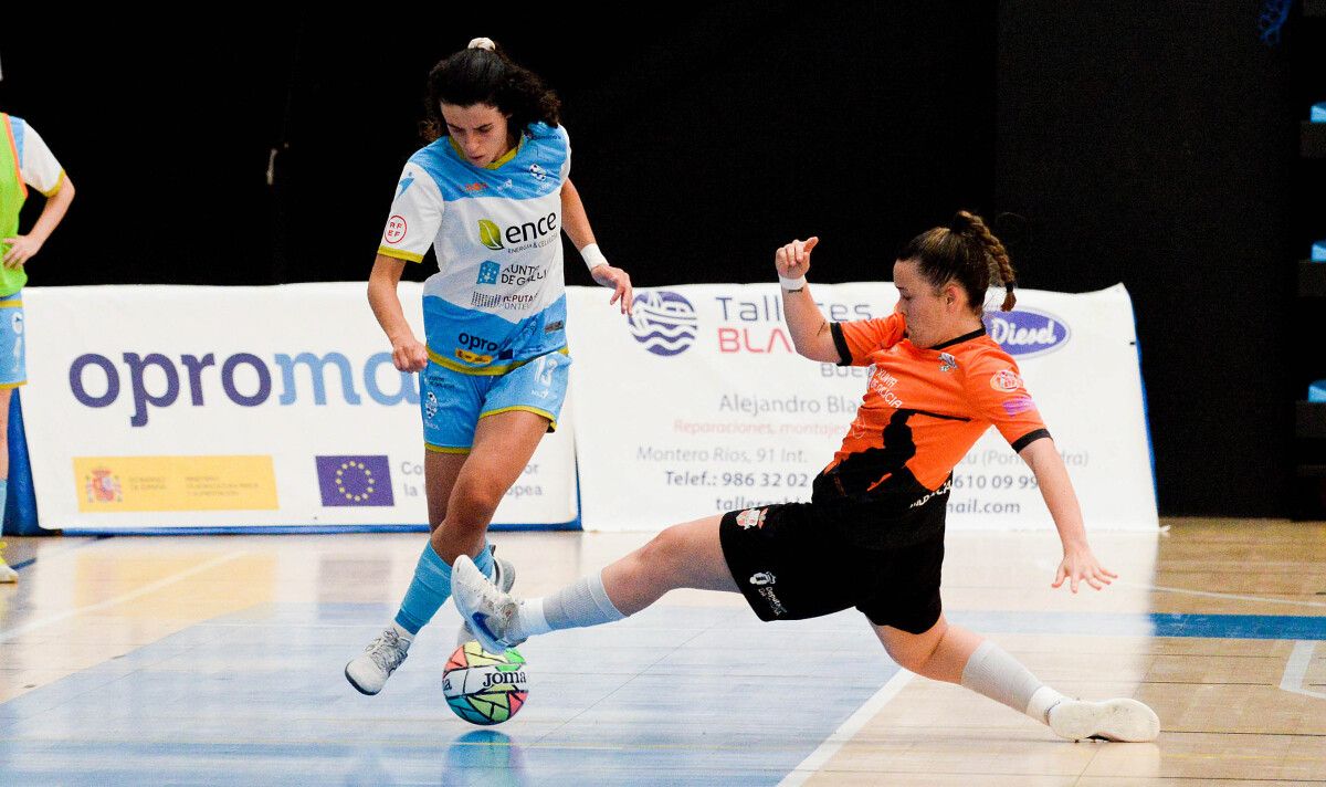 Chuli (dereita), no partido de liga entre Marín Futsal e Viaxes Amarelle na Raña