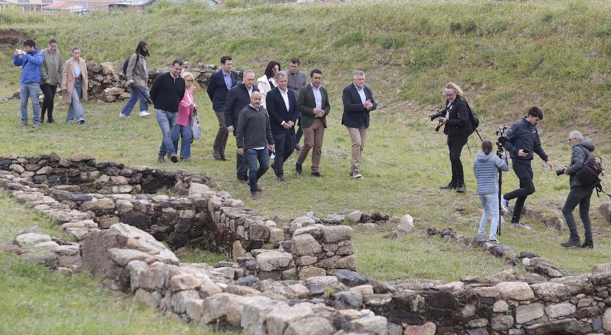 Visita do presidente da Deputación, Luis López, ao xacemento da Lanzada