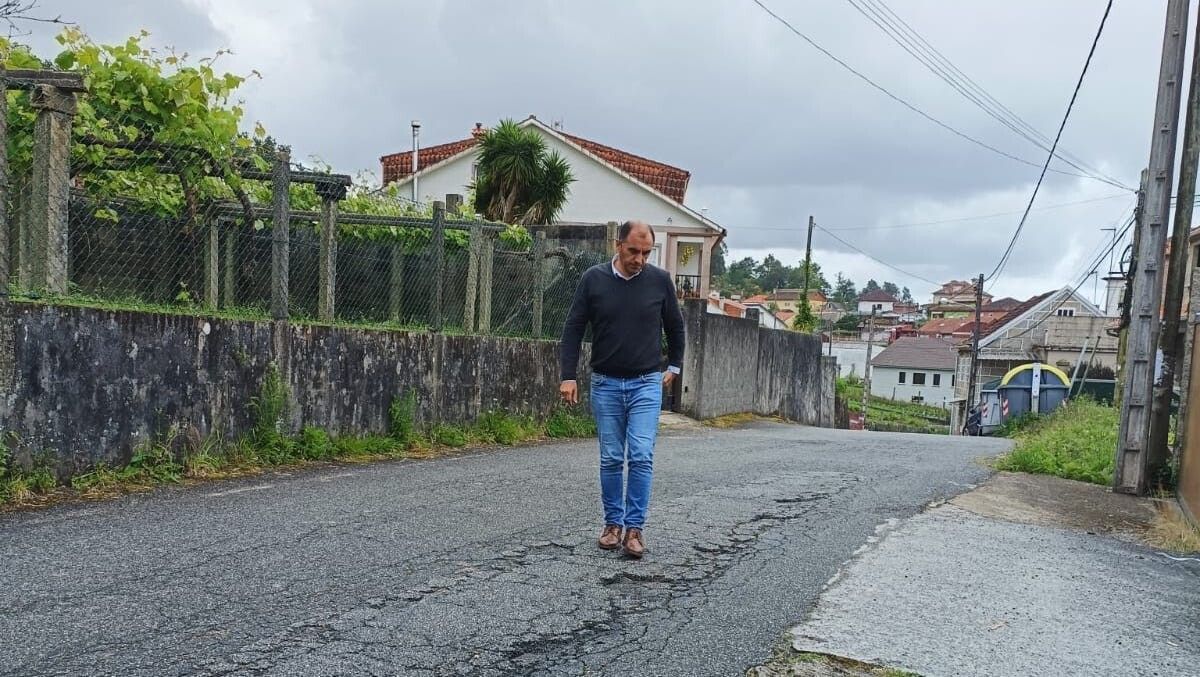 Ángel Moldes revisando o estado dun vial en Poio
