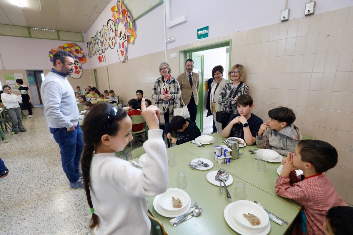 Visita da delegación do goberno cántabro ao comedor escolar no CEIP A Lama