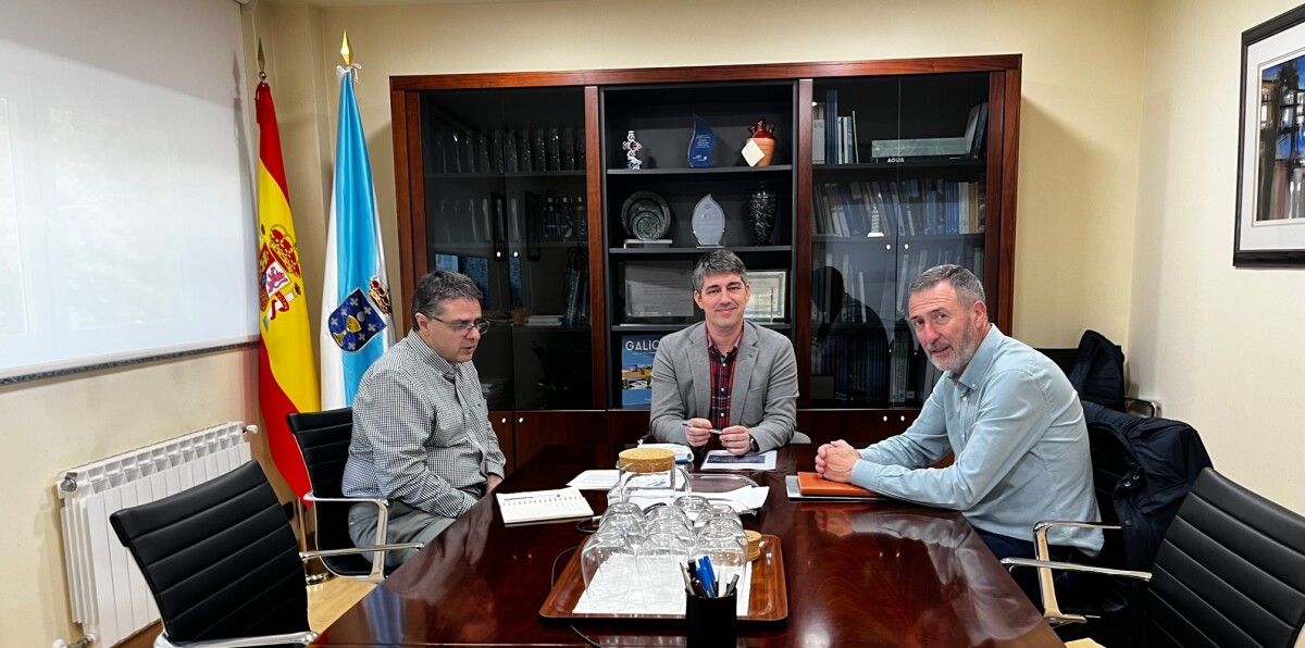 Roi Fernández, director de Augas de Galicia, e Xosé Manuel Fernández Abraldes, alcalde de Barro na reunión