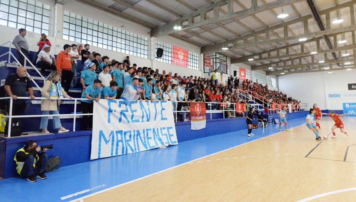 Afeccionados no partido entre Poio Pescamar e Marín Futsal