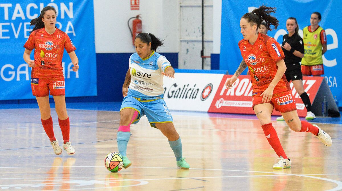Partido de liga entre Poio Pescamar y Marín Futsal en A Seca