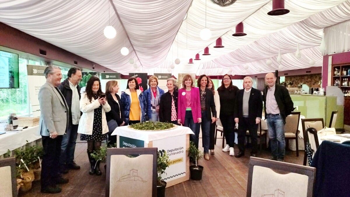 Nava Castro, diputada de Turismo, con participantes en el Día internacional del Té