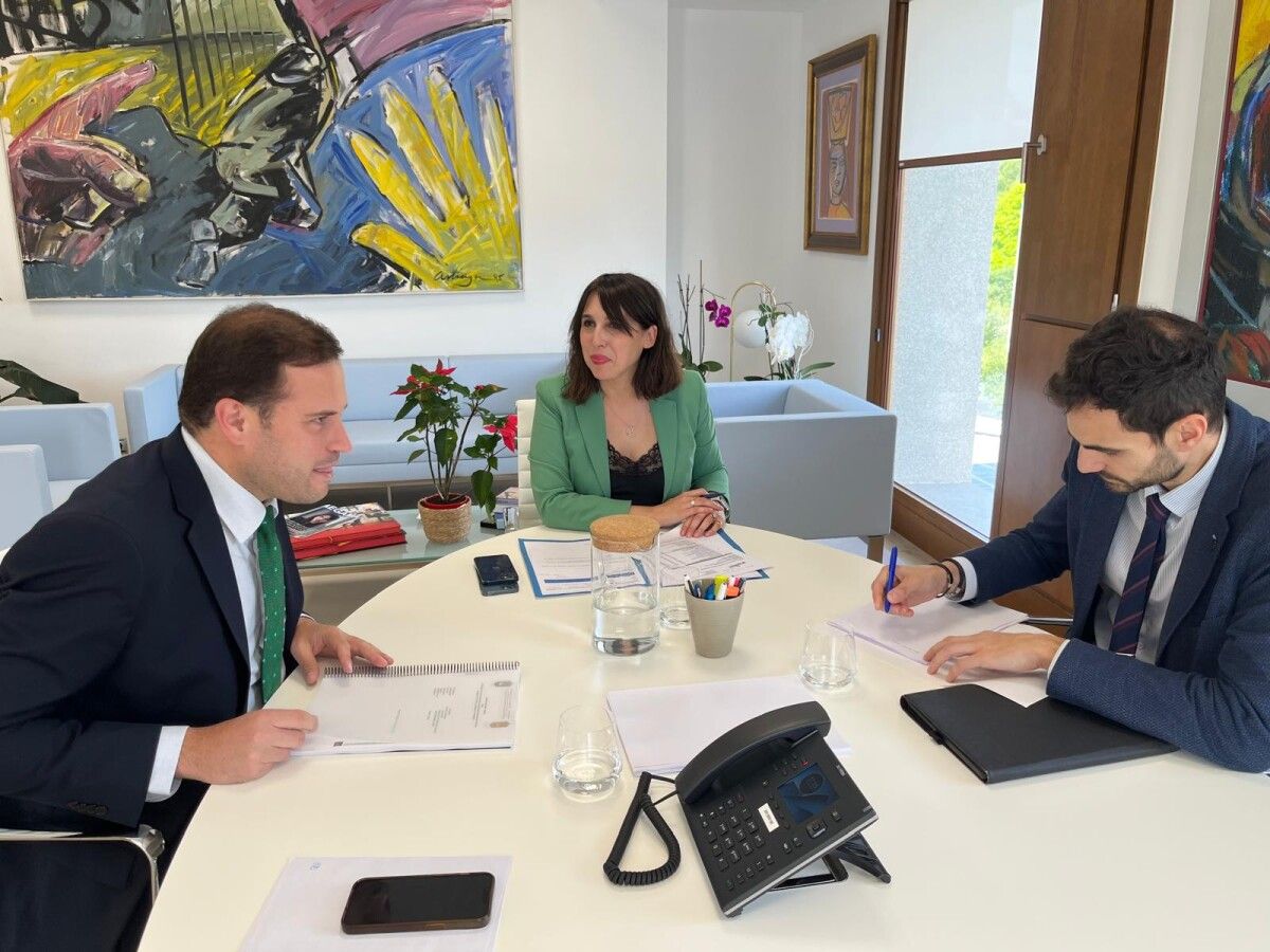 La conselleira de Economía e Industria, María Jesús Lorenzana, conversa con el alcalde de Cerdedo-Cotobade, Jorge Cubela