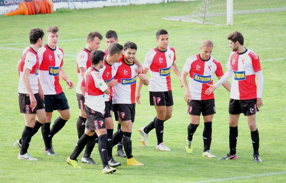 Os xogadores do Arosa felicitan a Quique Cubas tras conseguir un dos goles fronte ao Ribadeo na Lomba