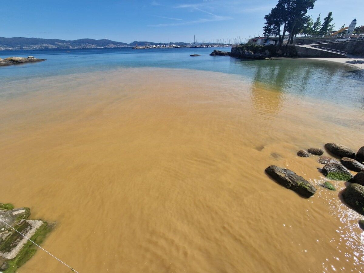 Unha vertedura de barro tingue as augas da praia de Lavapanos