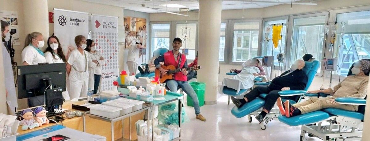 Gustavo Almeida ofrece un micro concerto no Hospital de Día Oncolóxico
