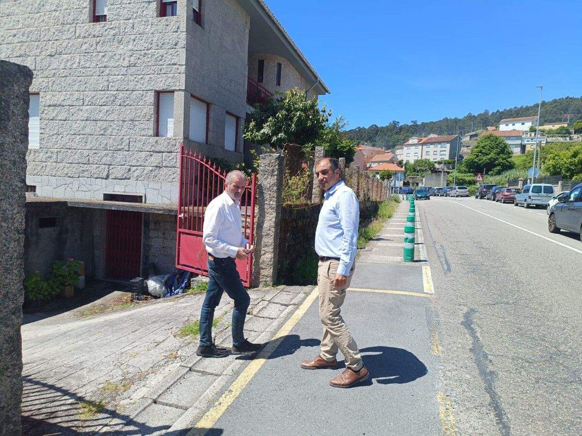 Manuel Ángel Juanatey y Ángel Moldes estudian la ampliación de la red de saneamiento y abastecimiento en Combarro